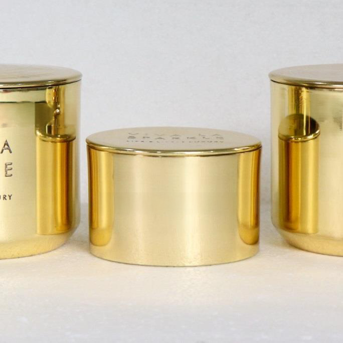 Kerze im glänzenden Messingglas