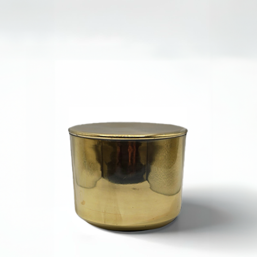 Kerze im Messingglas